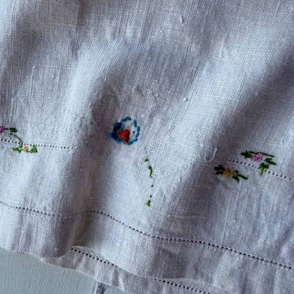 Vintage Hand Embroidered Floral Linen Table Runner Dresser Scarf Set White Tan